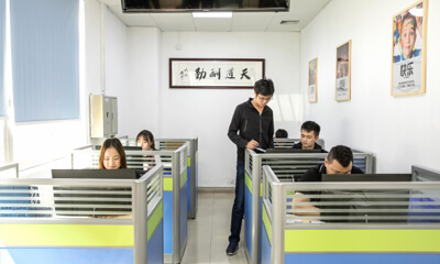 辣椒醬灌裝旋蓋生產(chǎn)線，香菇醬灌裝機(jī)